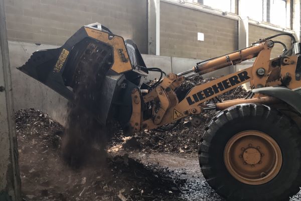 la selezione dei materiali ferrosi diventa facile se fatta con la benna vagliatrice per minipale, pale e terne MB-LS.