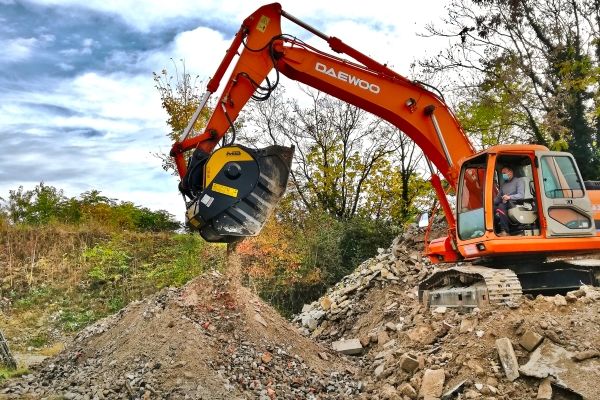 Materiał budowlany można odzyskać bezpośrednio na miejscu, za pomocą kruszarki szczękowej MB Crusher. Materiał budowlany można odzyskać bezpośrednio na miejscu, za pomocą kruszarki szczękowej MB Crusher.