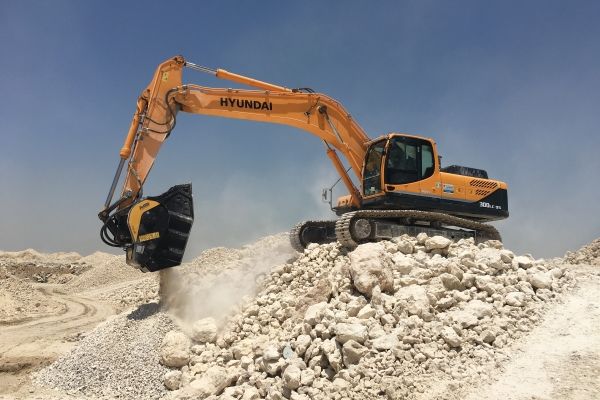 Dentro de una cantera, la maquinaria MB es la solución más ágil y fácil para recuperar material de desecho y agilizar las operaciones Dentro de una cantera, la maquinaria MB es la solución más ágil y fácil para recuperar material de desecho y agilizar las operaciones