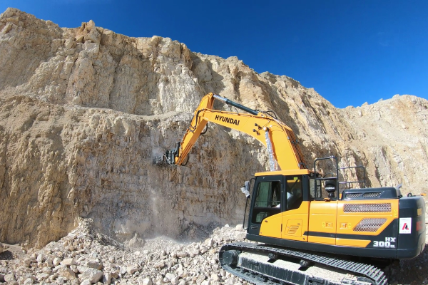 Precisión, velocidad, sin vibraciones en el brazo de la excavadora: las fresadoras MB-R permiten nivelar pavimentaciones, fresar paredes rocosas tanto en canteras como en obras urbanas. Precisión, velocidad, sin vibraciones en el brazo de la excavadora: las fresadoras MB-R permiten nivelar pavimentaciones, fresar paredes rocosas tanto en canteras como en obras urbanas.
