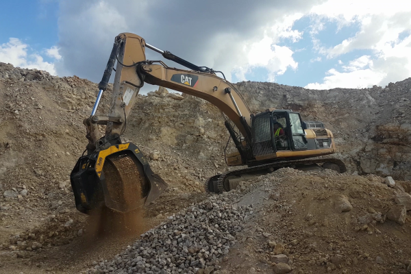 La cribadora MB Crusher separa la parte fina del material de la gruesa para que luego se pueda reutilizar fácilmente La cribadora MB Crusher separa la parte fina del material de la gruesa para que luego se pueda reutilizar fácilmente