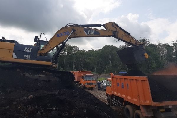 In Indonesia, MB Crusher’s MB-HDS323 shaft screener bucket is installed on a Caterpillar 329D to crush wet coal, thanks to the RM shaft kit. In Indonesia, MB Crusher’s MB-HDS323 shaft screener bucket is installed on a Caterpillar 329D to crush wet coal, thanks to the RM shaft kit.