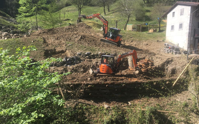 una benna vagliante e una benna frantoio di MB Crusher al lavoro