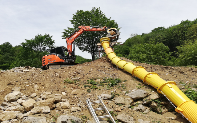 La benna vagliatrice MB-S10 al lavoro per ripulire il materiale