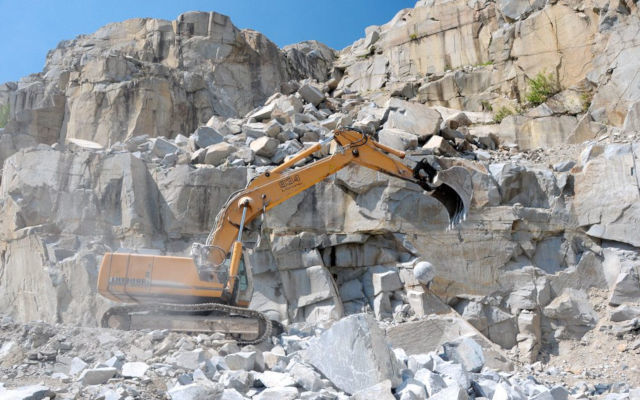 NO MORE HIDING ROCKS: AN AUSTRIAN COMPANY TURNS ROCK WASTE INTO ON-SITE FILL WITH MB CRUSHER BUCKET