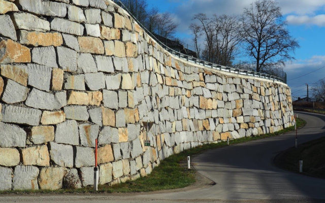 NO MORE HIDING ROCKS: AN AUSTRIAN COMPANY TURNS ROCK WASTE INTO ON-SITE FILL WITH MB CRUSHER BUCKET