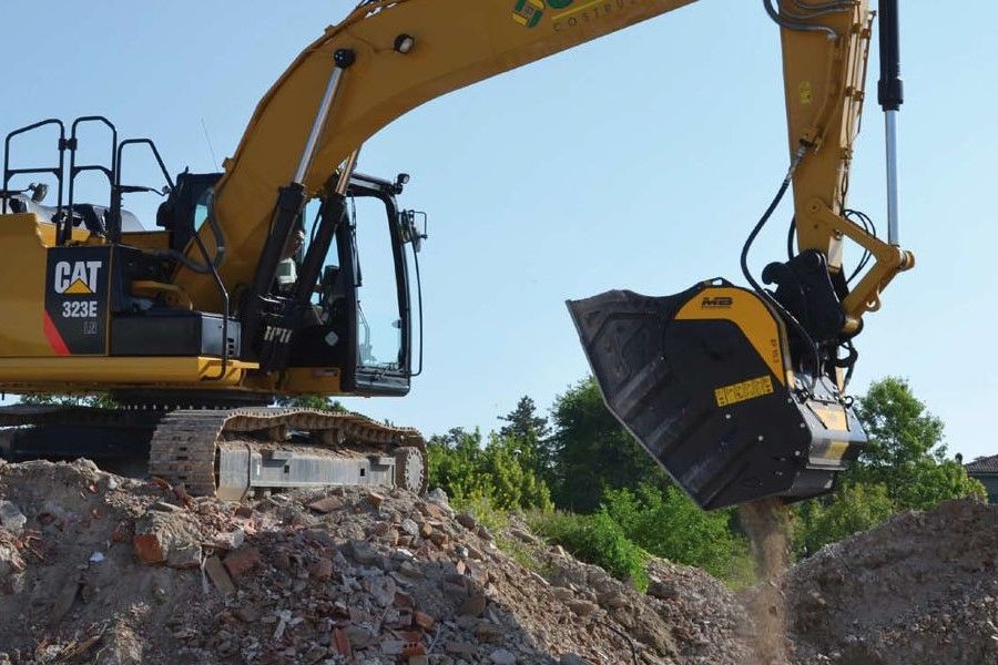 La benna frantoio BF60.1 al lavoro