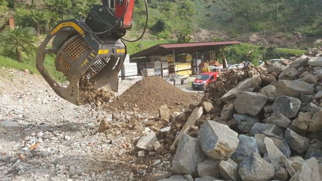 Il vantaggio di questa macchina è che ci consente di frantumare il materiale direttamente in cantiere senza doverlo portare in discarica