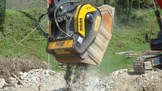 Il vantaggio di questa macchina è che ci consente di frantumare il materiale direttamente in cantiere senza doverlo portare in discarica