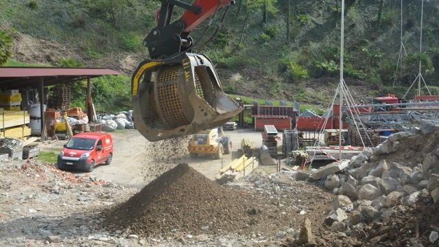 Il vantaggio di questa macchina è che ci consente di frantumare il materiale direttamente in cantiere senza doverlo portare in discarica