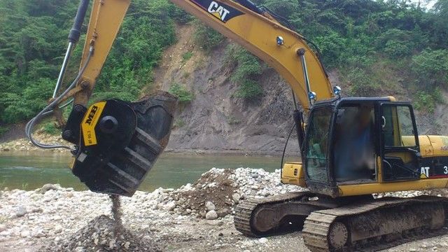 The MB mobile crusher turns bed rock waste into fill