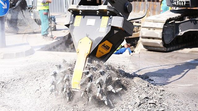 La fresa idraulica MB-R900 al lavoro in un cantiere di BudaaPest