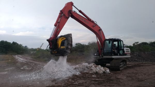 Ein Unternehmen, das einen großen Kalziumkarbonat-Steinbruch besitzt, setzt MB Crusher Maschinen ein, um das abgebaute Material zu verarbeiten und für landwirtschaftliche Anwendungen weiterzuverkaufen. Ein Unternehmen, das einen großen Kalziumkarbonat-Steinbruch besitzt, setzt MB Crusher Maschinen ein, um das abgebaute Material zu verarbeiten und für landwirtschaftliche Anwendungen weiterzuverkaufen.