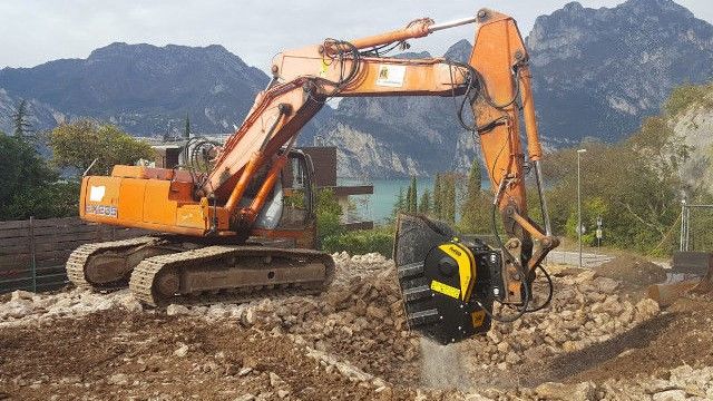 La benna frantoio BF70.2 sta demolendo il manto stradale per posare le tubature dell'acqua.