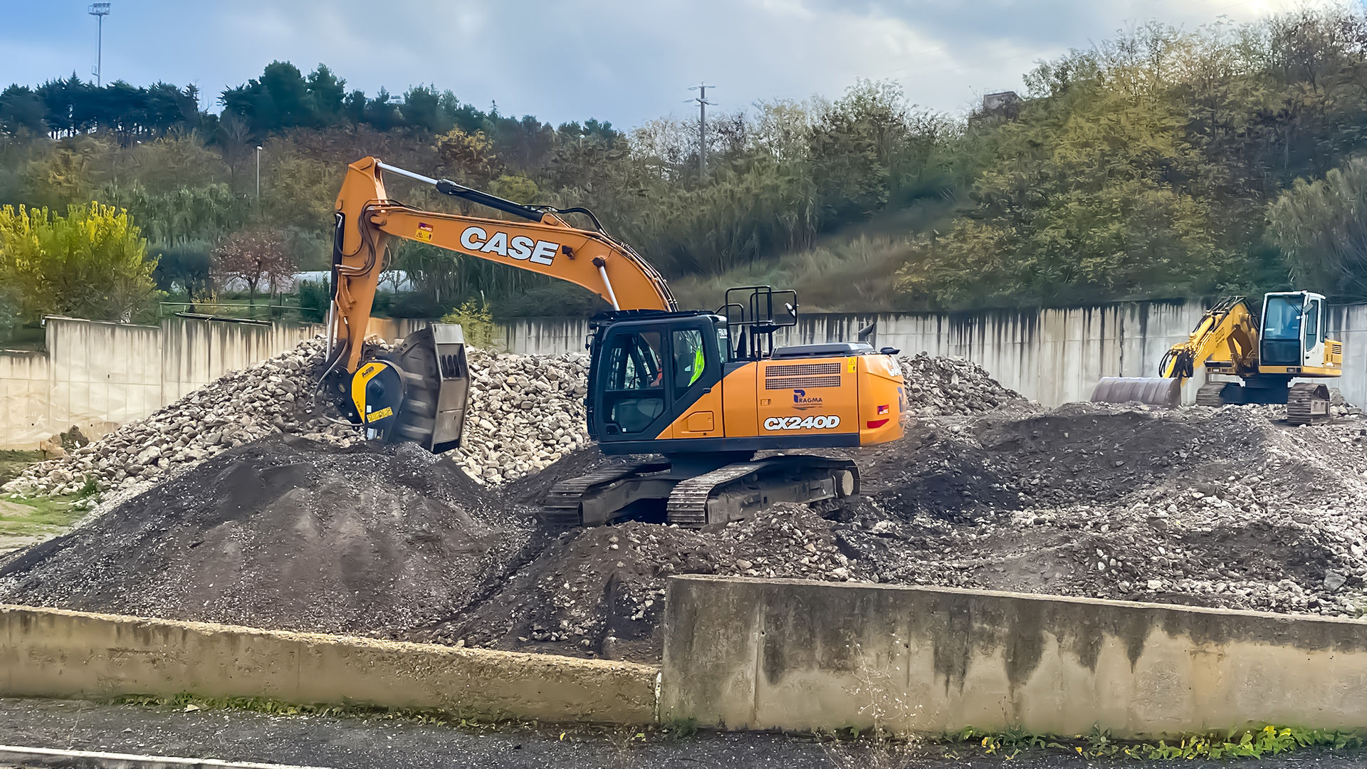 L'impresa Pragma costruzioni al lavoro con le benne frantoio e vaglianti MB Crusher