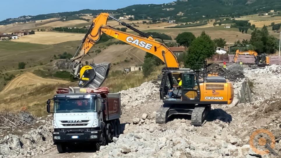 La benna frantoio frantuma il materiale di risulta direttamente sul cassone del camion