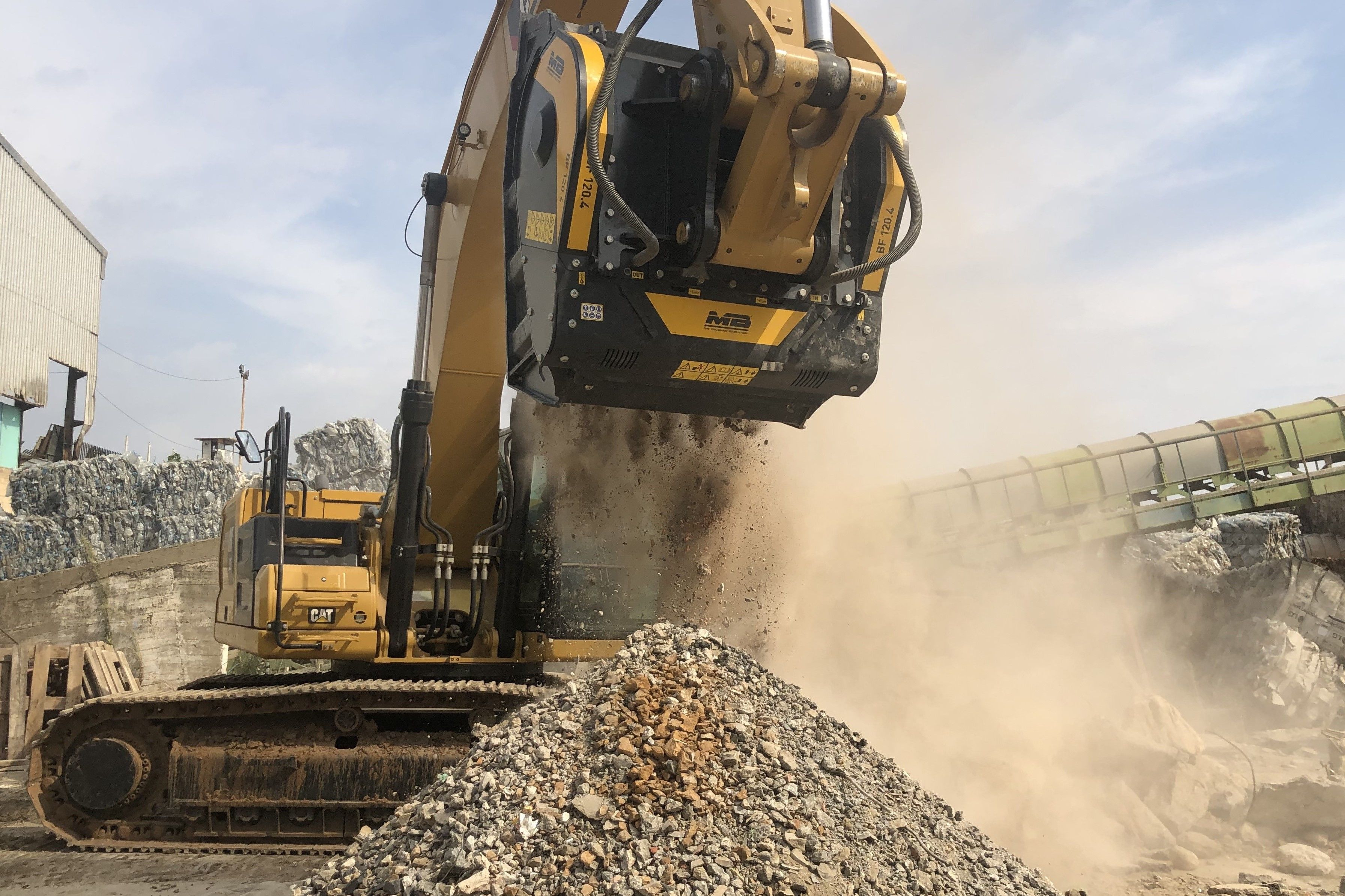 Crushing limestone boulders directly on site with the crusher bucket BF120.4 on a Caterpillar excavator