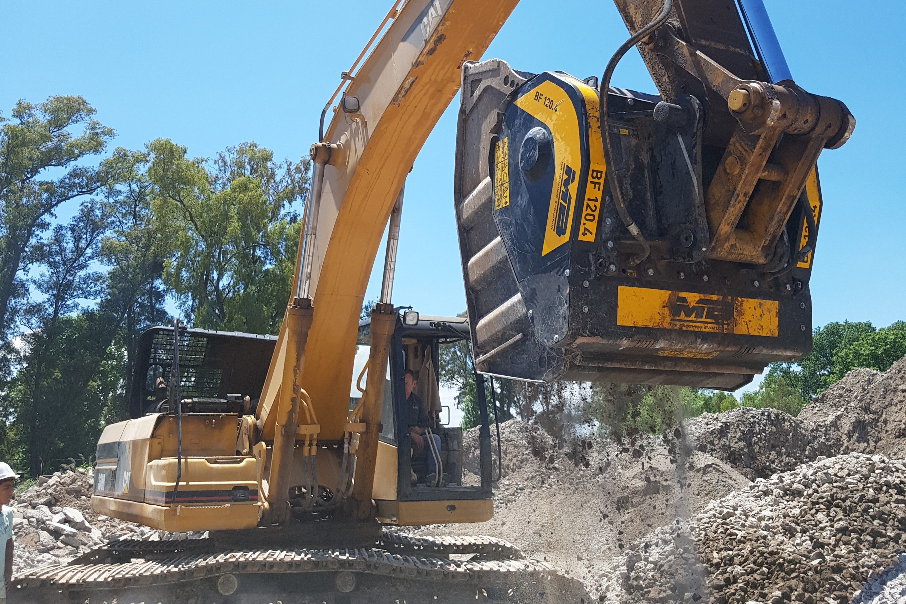 Mounted on a Cat excavator, the jaw crusher BF120.4 is recycling material to be reused on site