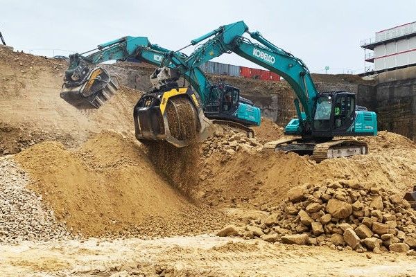 Der MB-Backenbrecherlöffel und der MB-Sieblöffel auf der Baustelle des Neubaus der Europäischen Kommission. 