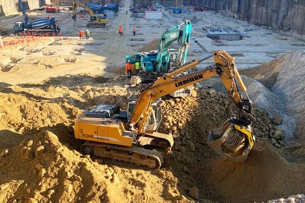 Godet concasseur et cribleur sur le chantier du nouveau bâtiment de la Communautée Européenne.