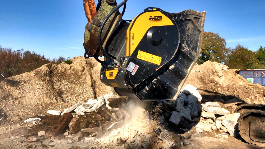 C’est dans le Morbihan que 4 outils MB Crusher travaillent à plein régime sur une plateforme de recyclage et de ventes de matériaux de décoration et d'aménagements extérieurs.