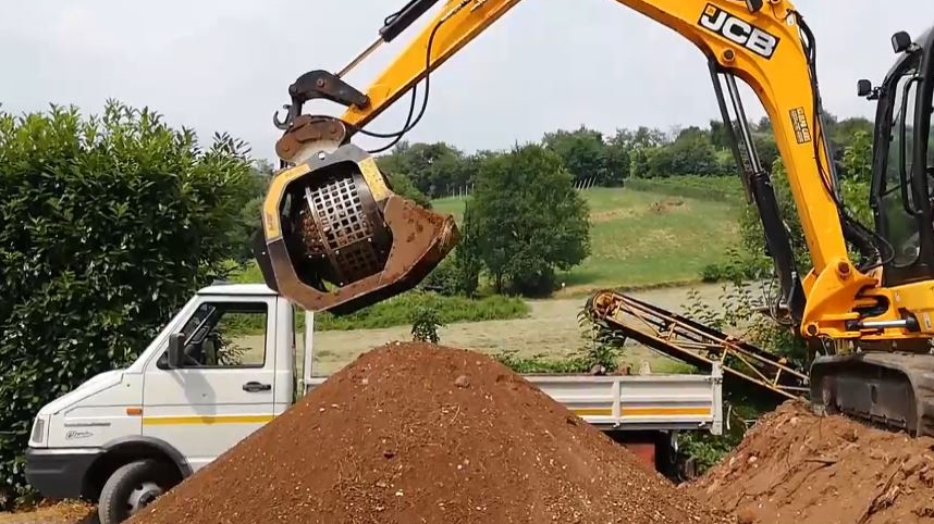 LAVORO: REALIZZAZIONE DI UN RILEVATO STRADALE 