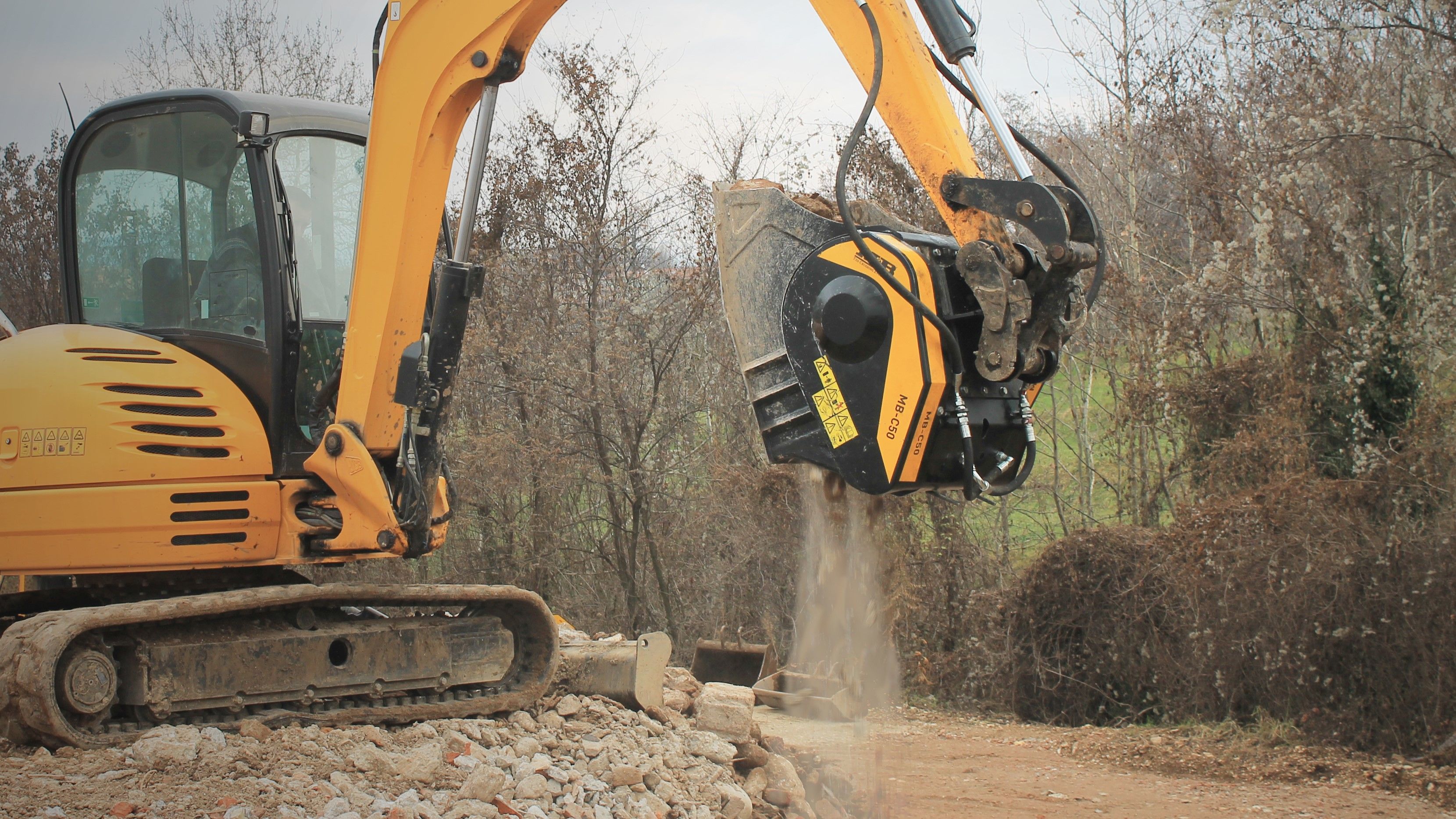 TRAVAUX: CONSTRUCTION D'UN REMBLAI ROUTIER 