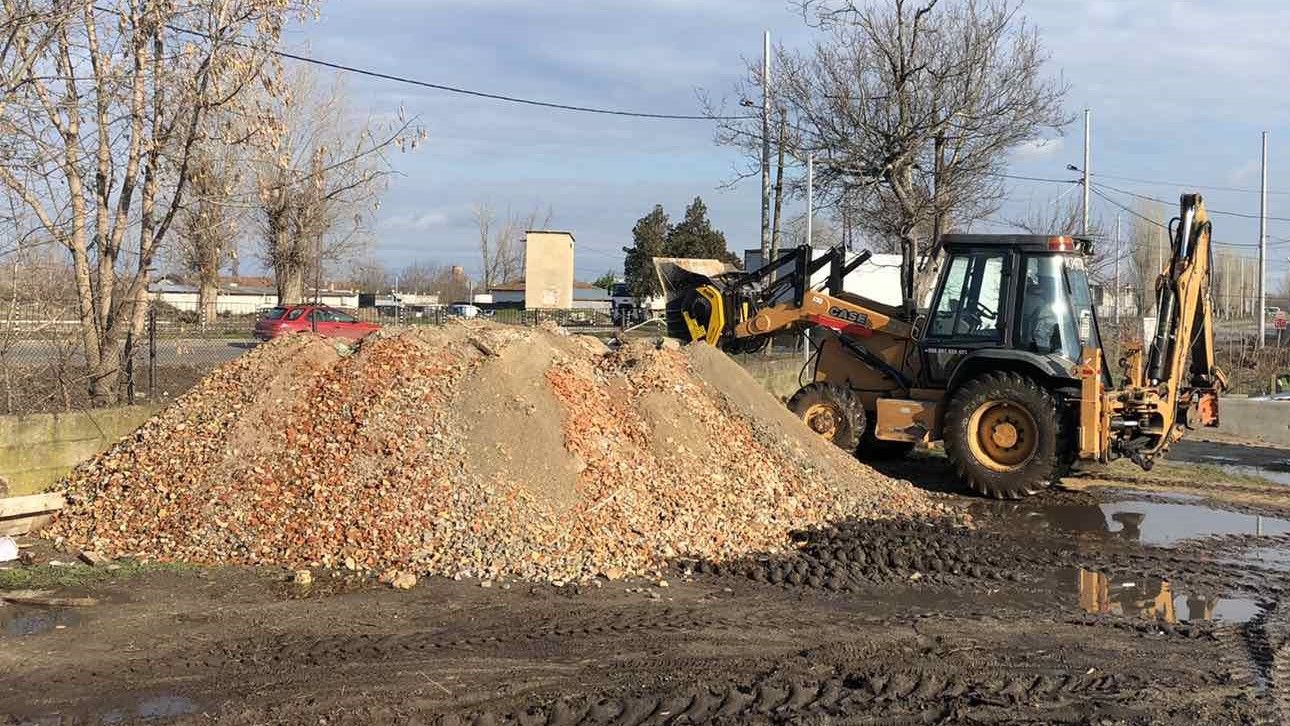 A zero-cost construction site, thanks to an MB-L160 jaw crusher working on a Case backhoe loader