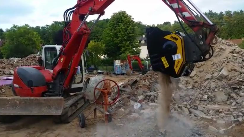 The MB-C50 crusher bucket crushing concrete