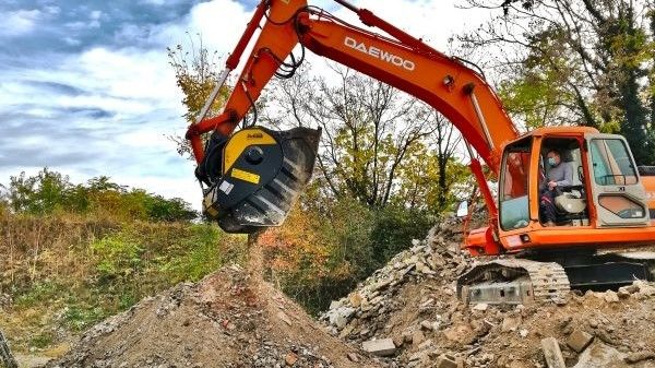 z kruszarką szczękową MB Crusher materiał z rozbiórek kruszy się bezpośrednio na budowie, z wykorzystaniem koparki