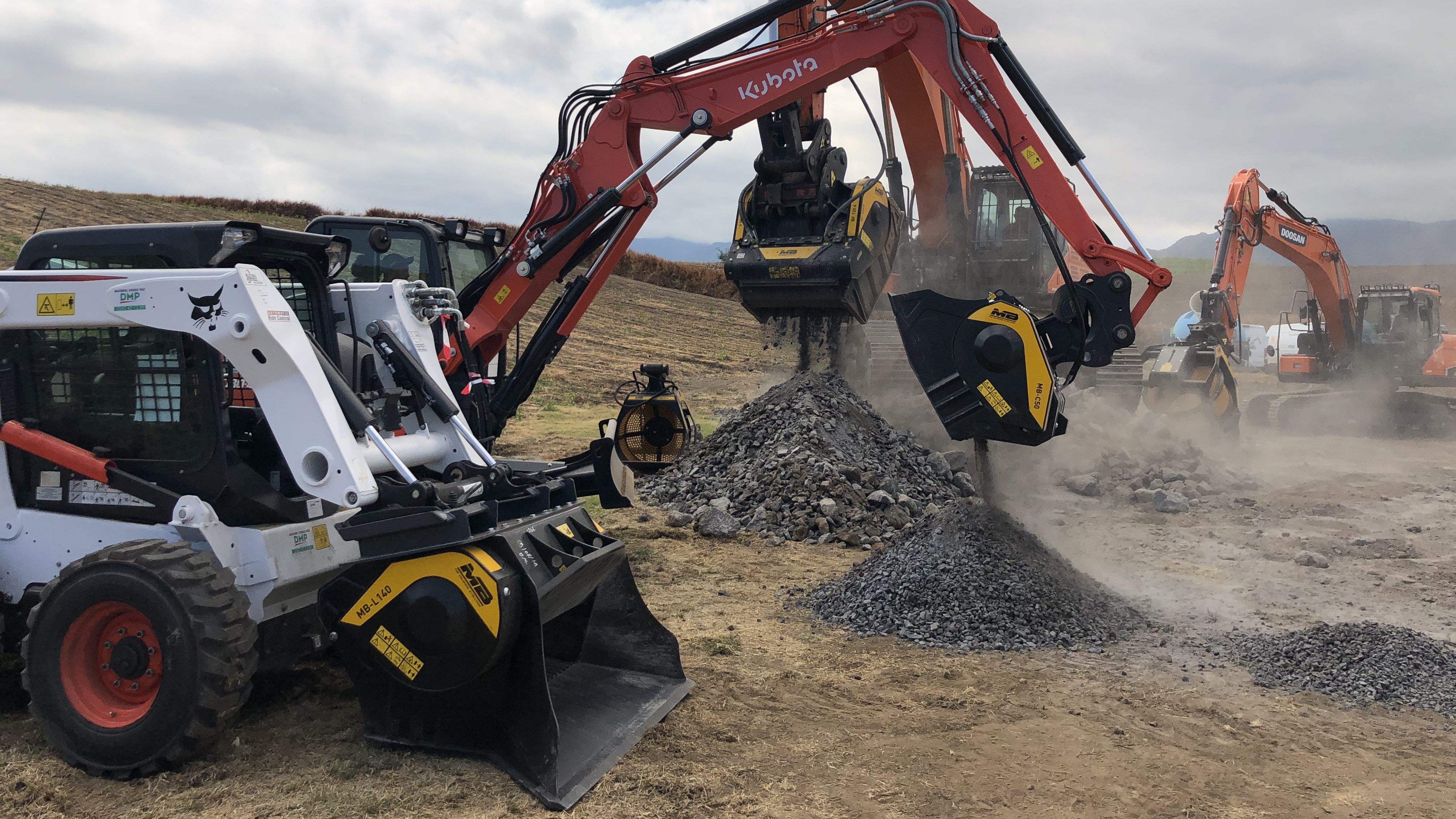 POURQUOI UTILISER UN GODET CONCASSEUR OU UN GODET CRIBLEUR MB CRUSHER SUR SITE? 