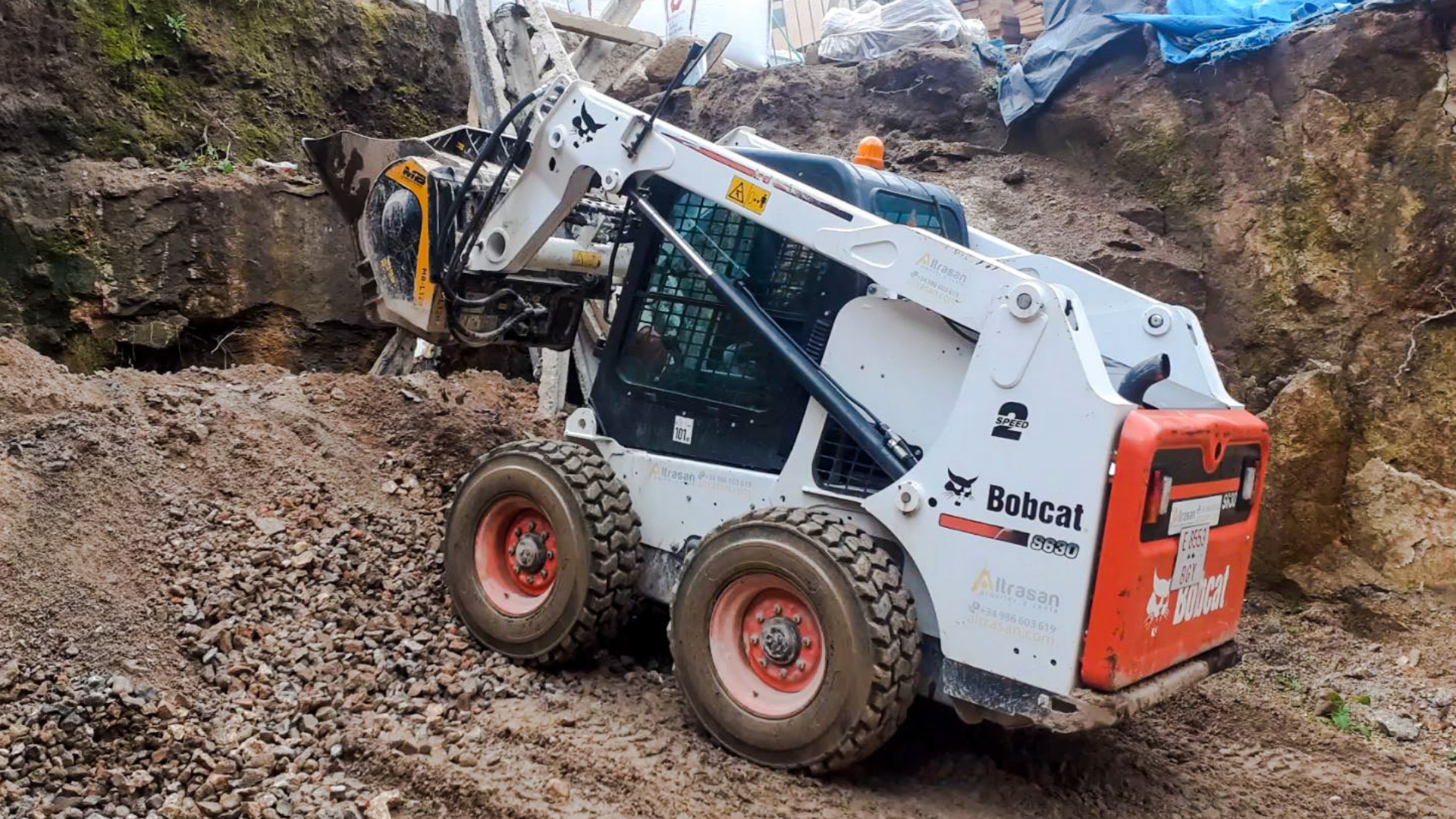 La cuchara trituradora de mandíbulas MB-L120 trabajando en un Bobcat para la trituración de material de demolición