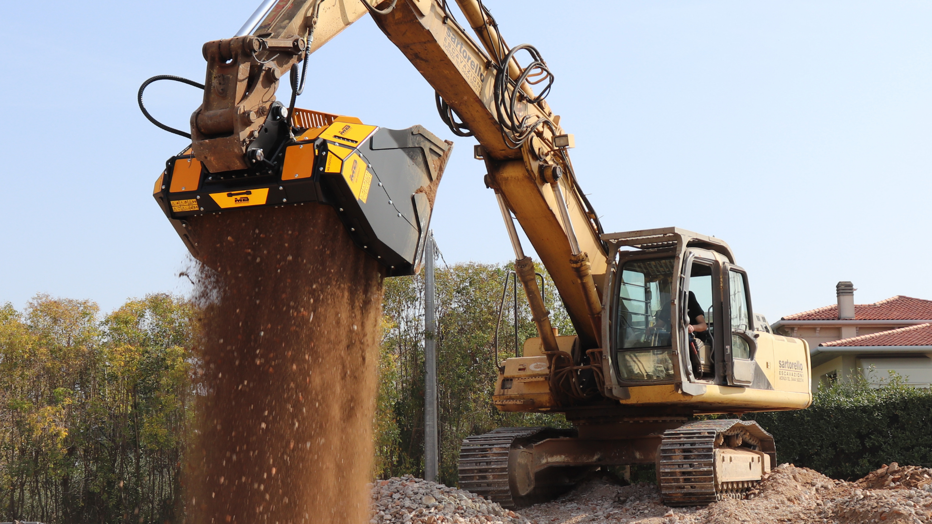 The new MB-HDS523 shafts screener is working on a construction site.