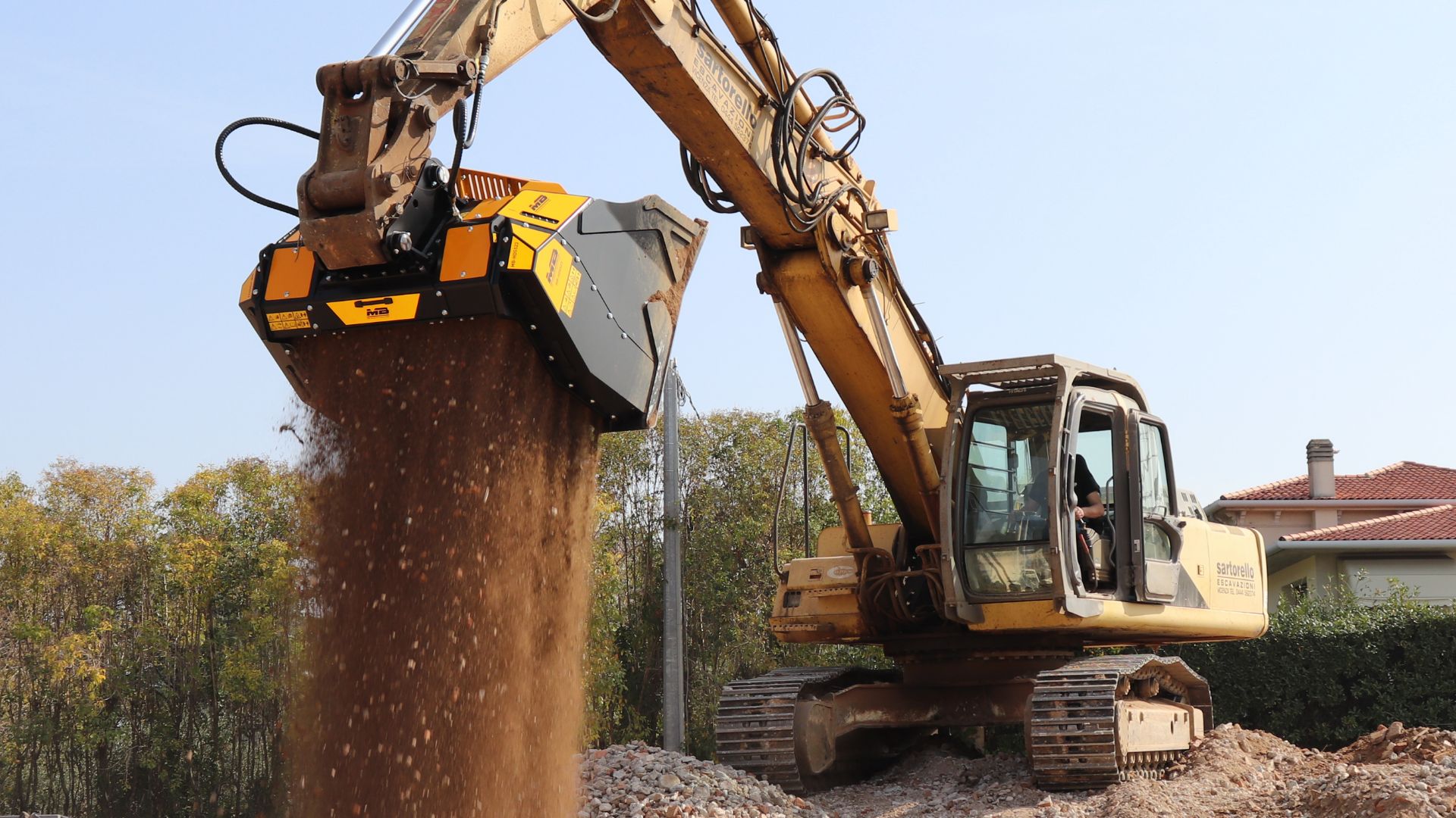 A nova caçamba peneira MB-HDS523 ao trabalho no canteiro de obras