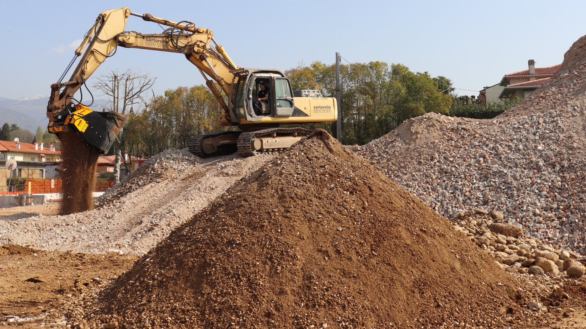 The 5-shaft screener bucket at work. 