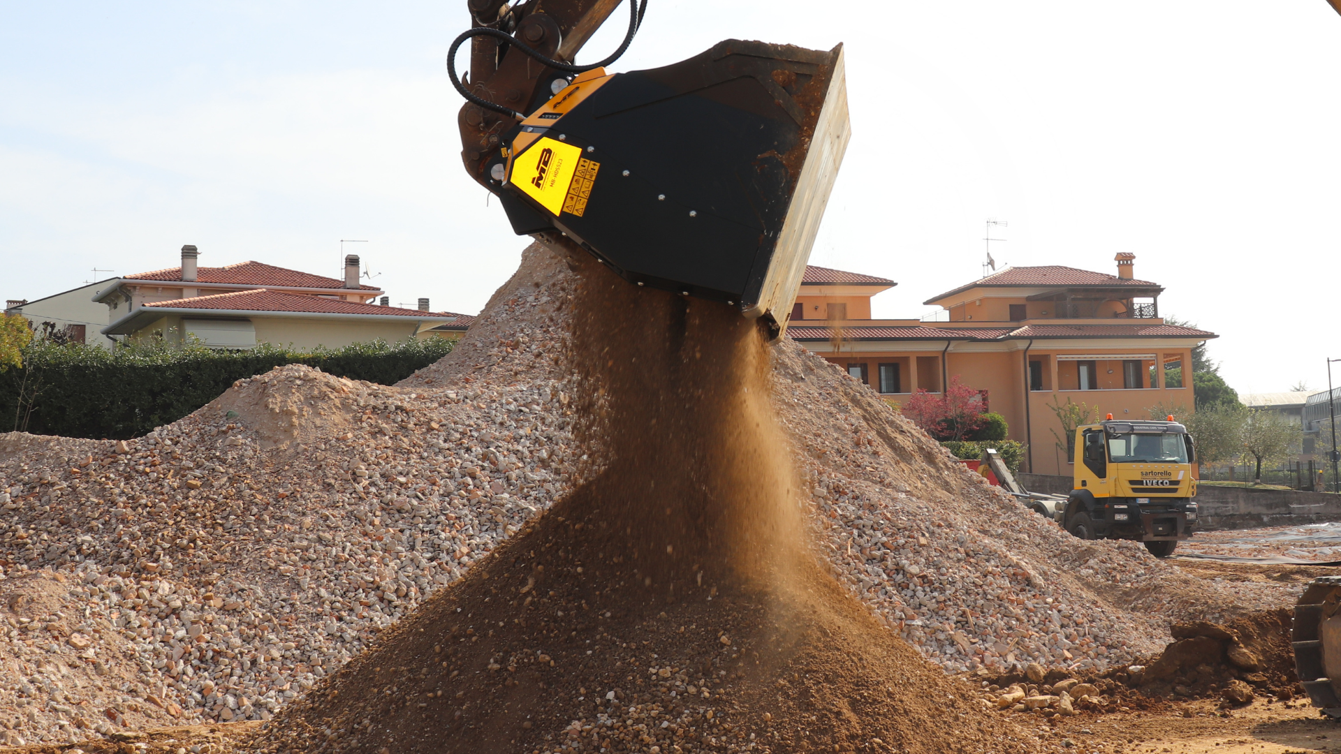 MB Crusher’s shaft screener bucket lets you change the rotating shafts directly on site and switch from one material to another. 