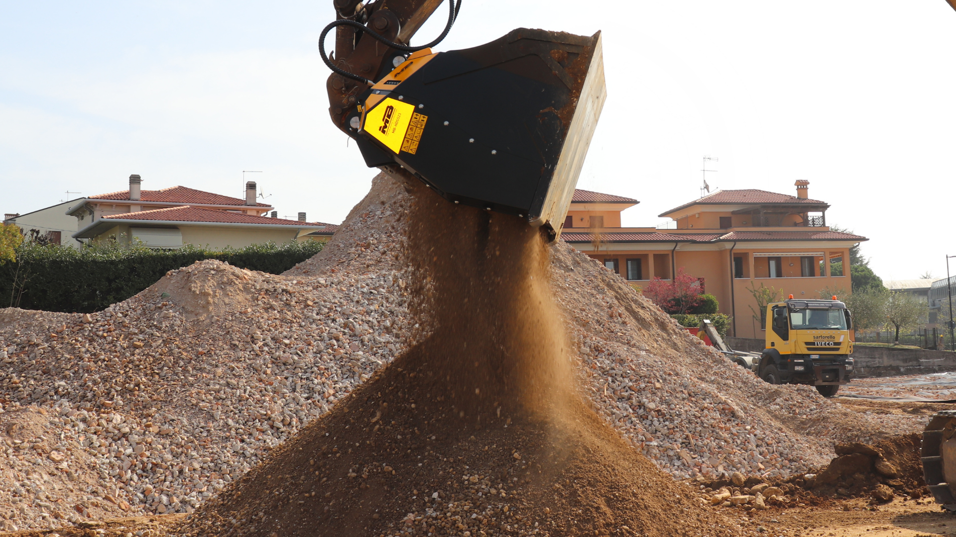 Der Schaufelseparator von MB Crusher ermöglicht das Austauschen der Wellen direkt auf der Baustelle, um von einem Materal zum anderen zu wecheln