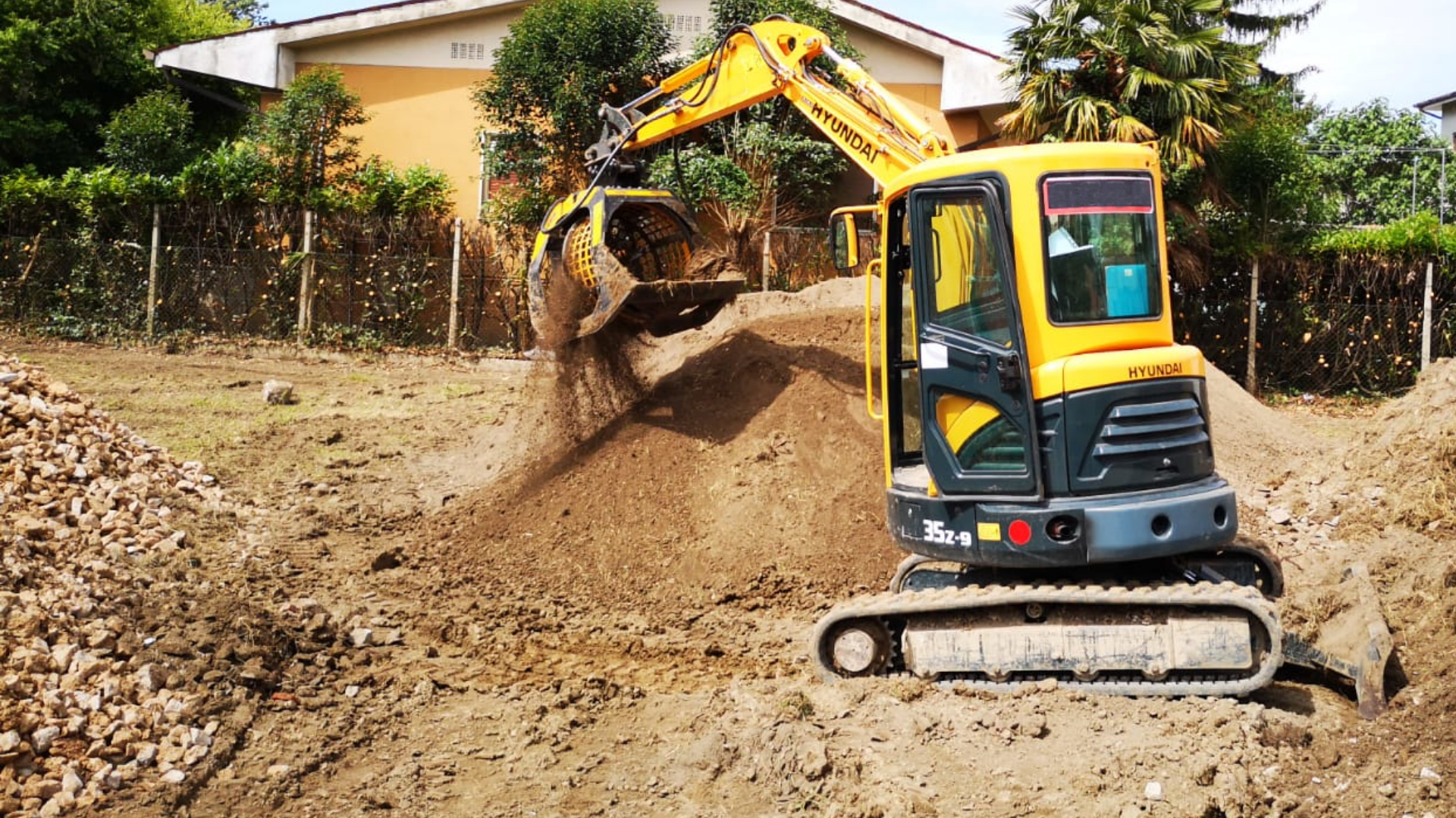 Просеивающий ковш MB Crusher MB-S18, установленный на экскаватор Volvo,  собирает камни из котлована и землю