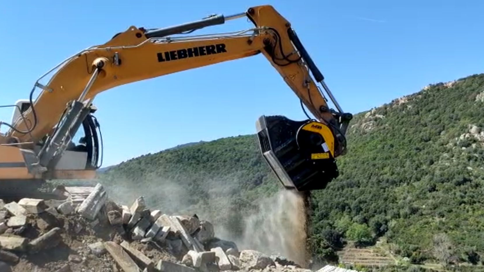 e concasseur à mâchoires  MB Crusher installé sur une pelle Liebherr 936 de 36 tonnes